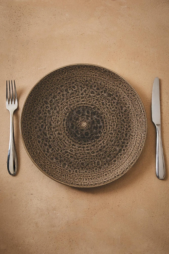 DINNER PLATE WITH RAISED DESIGN