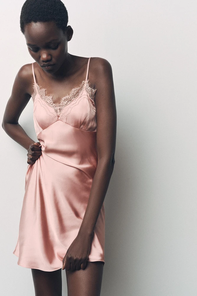 ROBE SATINÉE AVEC VISCOSE ET DENTELLE