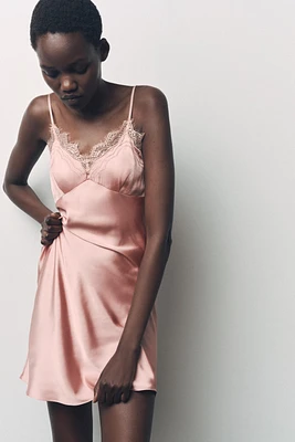 ROBE SATINÉE AVEC VISCOSE ET DENTELLE
