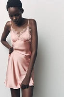ROBE SATINÉE AVEC VISCOSE ET DENTELLE
