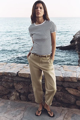 PANTALON CHINO AVEC CEINTURE TRESSÉE