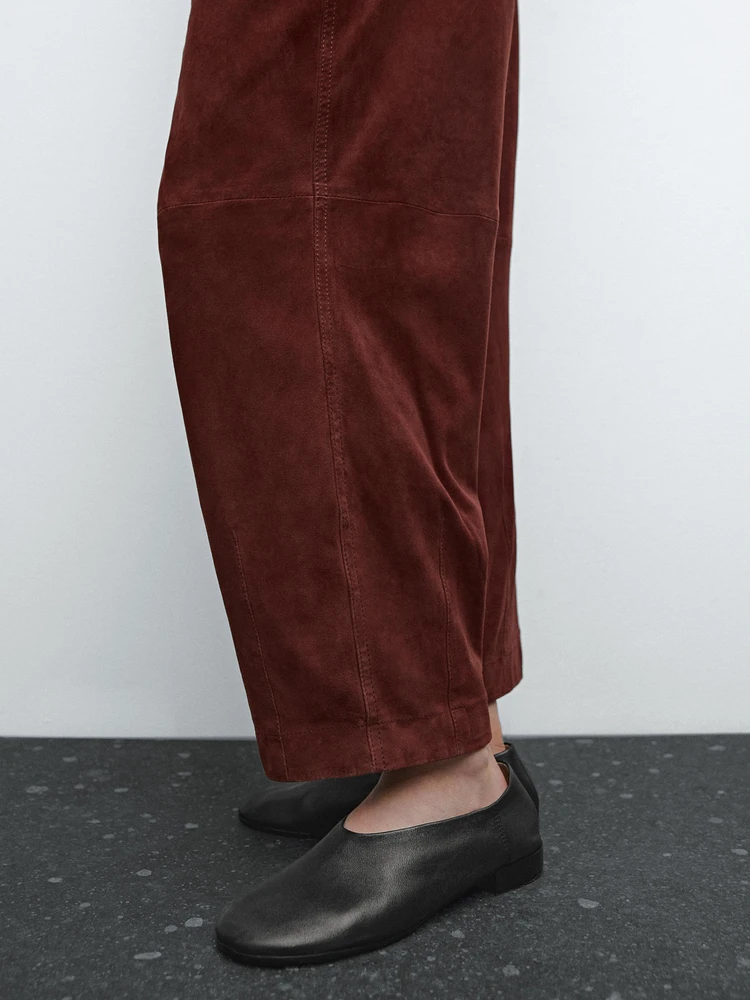 Pantalon court taille basse en cuir et daim