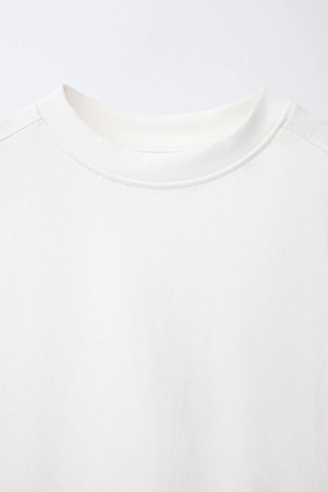 T-SHIRT UNI SANS MANCHES ÉTIQUETTE