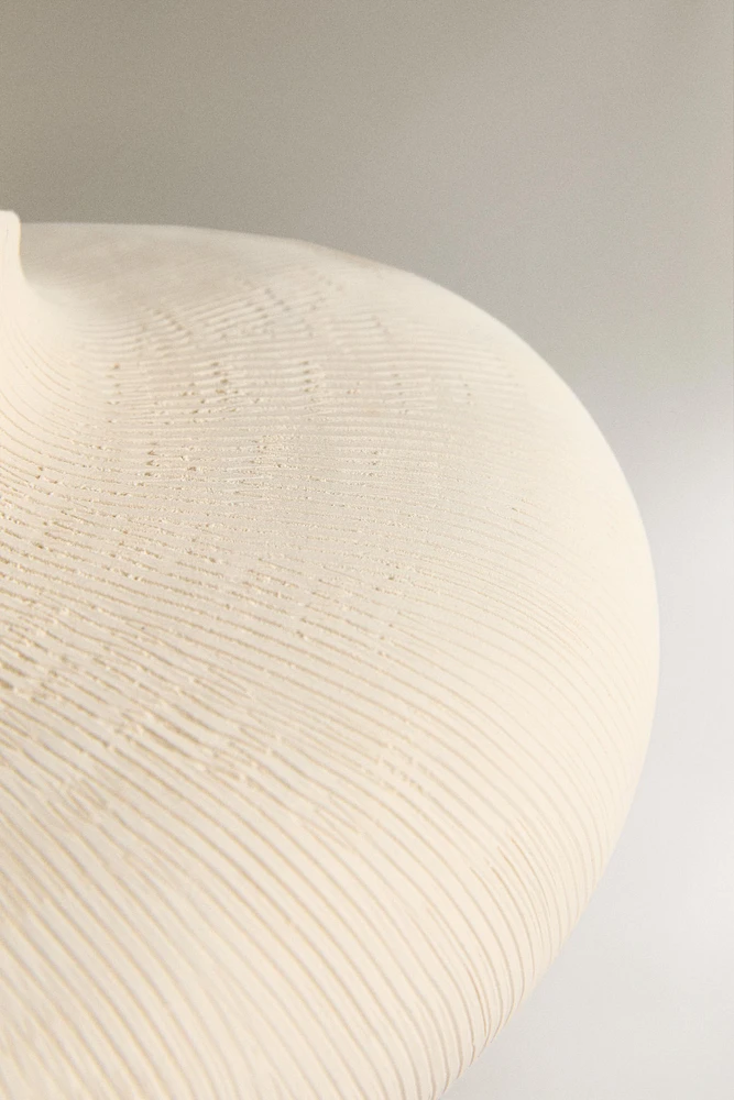 VASE EN CÉRAMIQUE IRRÉGULIÈRE
