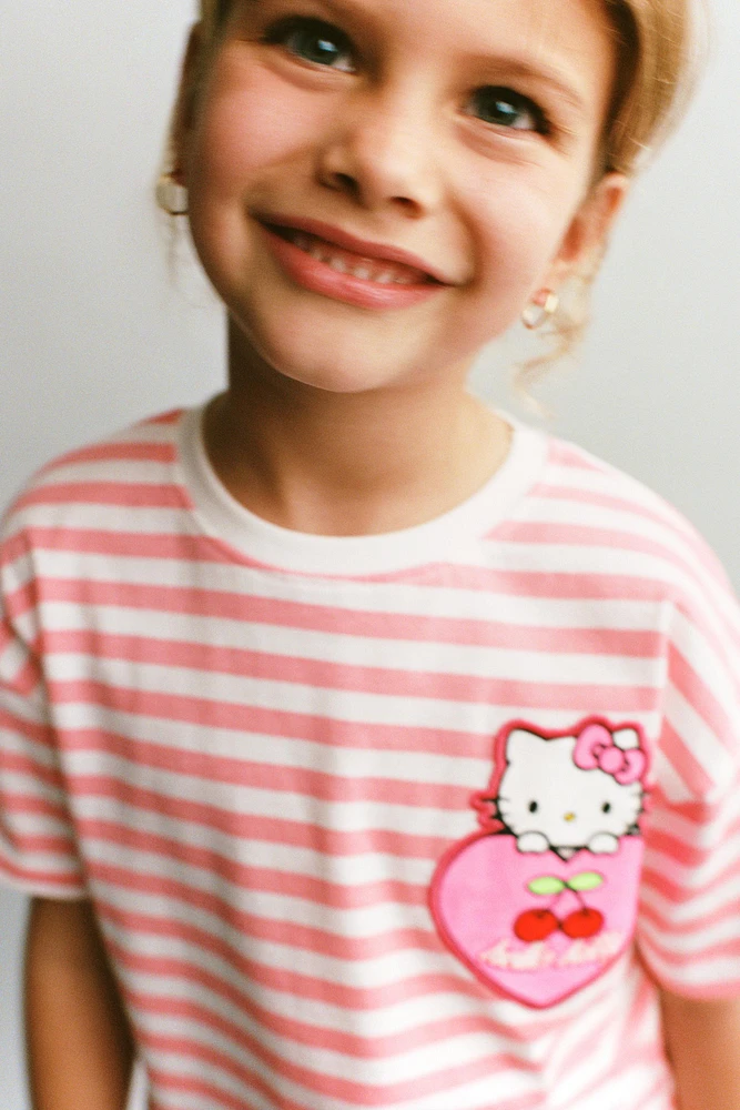 T-SHIRT PIÈCES ET IMPRIMÉ RAYURES HELLO KITTY © SANRIO