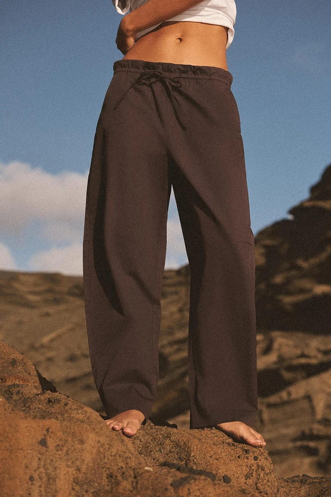 PANTALON BARREL À TAILLE EN MATIÈRES VARIÉES