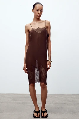 ROBE PLISSÉE EN DENTELLE