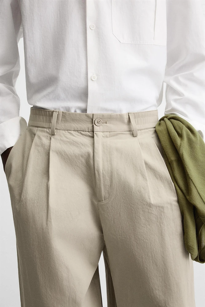 PLEATED CHINO PANTS