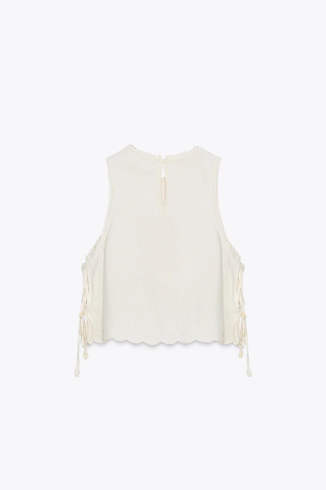 TOP BRODÉ AVEC LACETS
