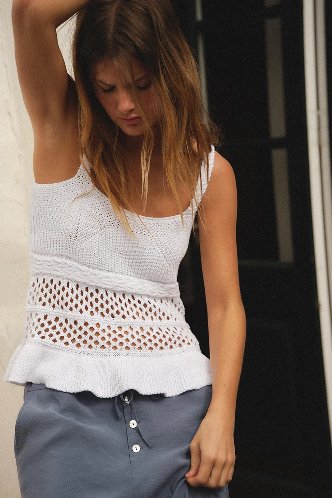 RUFFLED KNIT TOP
