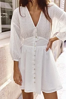 ROBE COURTE AVEC BRODERIES AJOURÉES