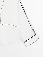 Loose-fitting blouse with contrast details