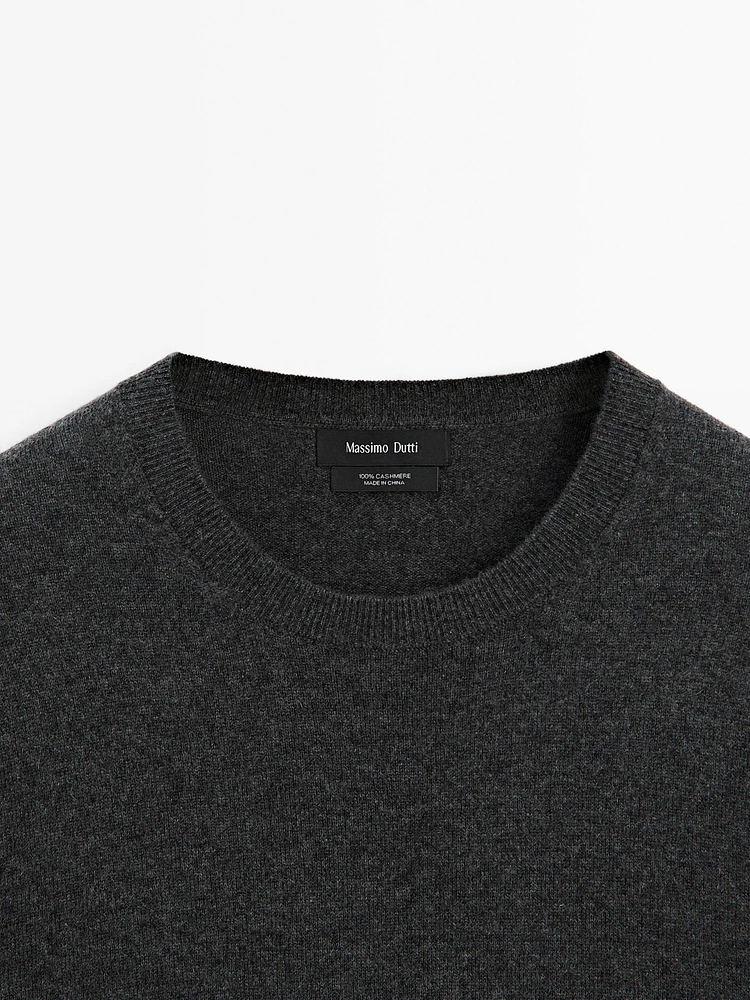 Cashmere knit sweater with a crew neck