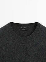 Cashmere knit sweater with a crew neck