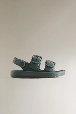 VOLUMINOUS BUCKLED SANDALS