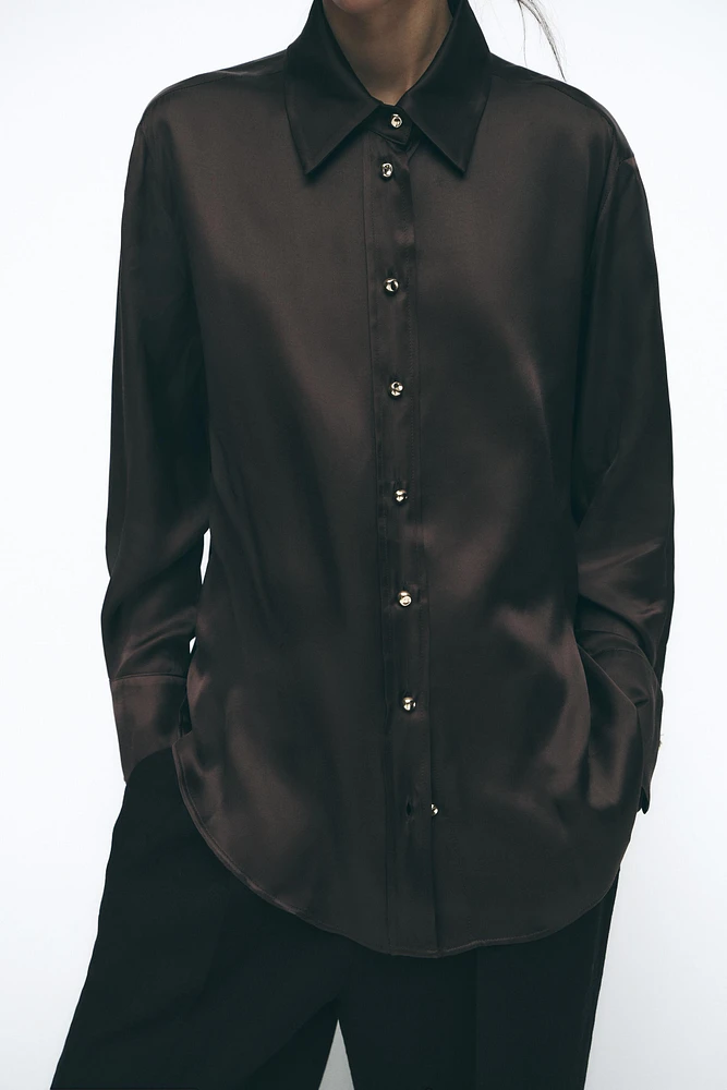 CHEMISE SATINÉE BOUTON DORÉ