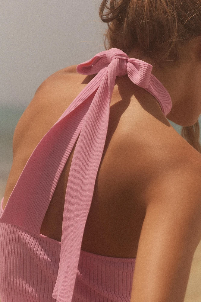 TOP HALTER EN MAILLE AVEC NŒUD