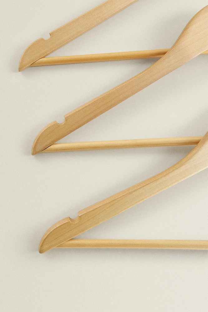 CINTRE BOIS LAQUÉ (LOT DE 3)