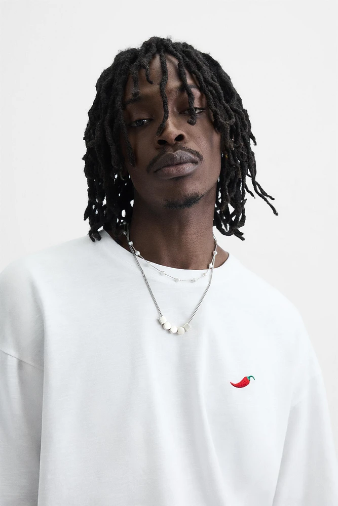 T-SHIRT IMPRIMÉ EN MATIÈRES VARIÉES