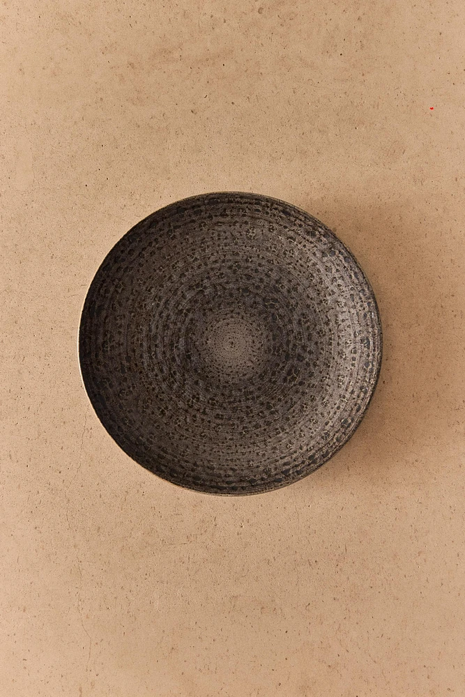 DESSERT PLATE WITH RAISED DESIGN
