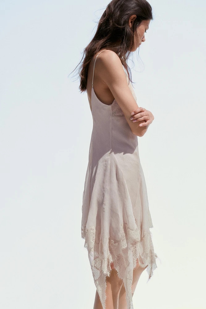 ROBE EN MATIÈRES VARIÉES AVEC DENTELLE
