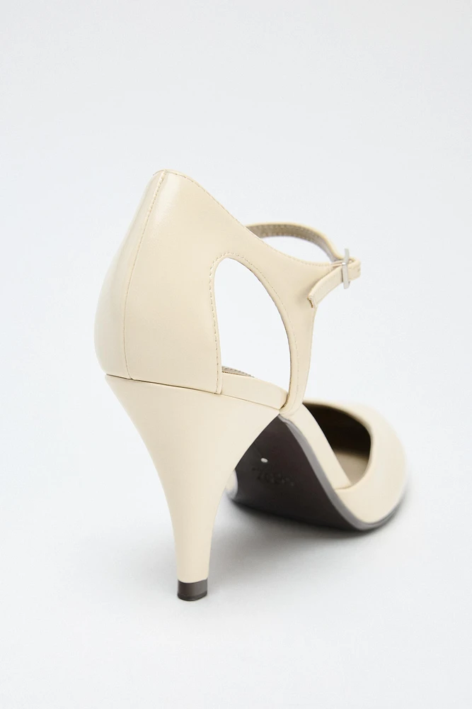 HEELED PUMP WITH STRAP