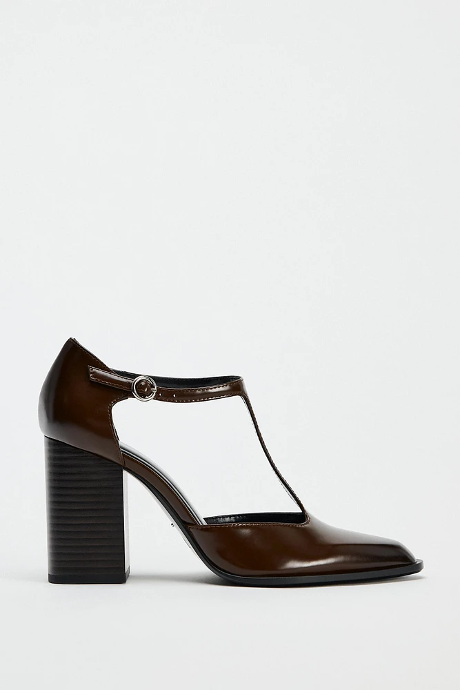 HEELED PUMP WITH STRAP