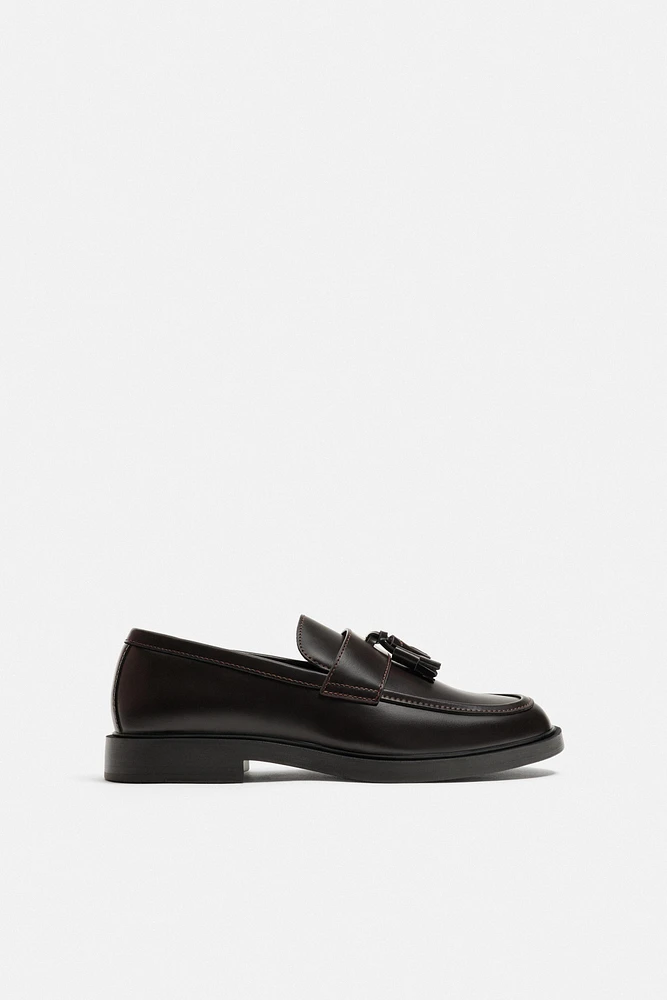 MOCASSINS CHICS À POMPONS