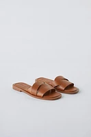 FLAT CROSSED-STRAP SANDALS