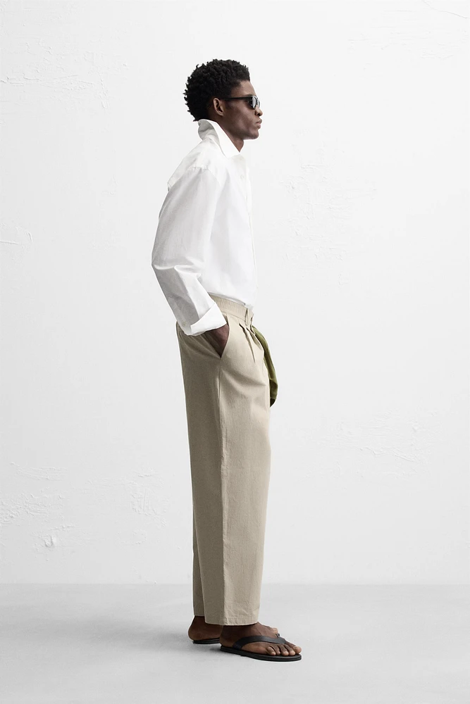 PANTALON CHINO À PLIS