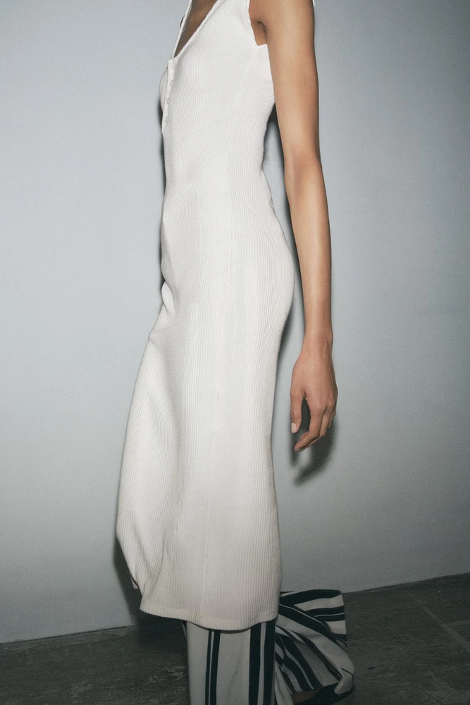 ROBE MI-LONGUE CÔTELÉE À BOUTONS