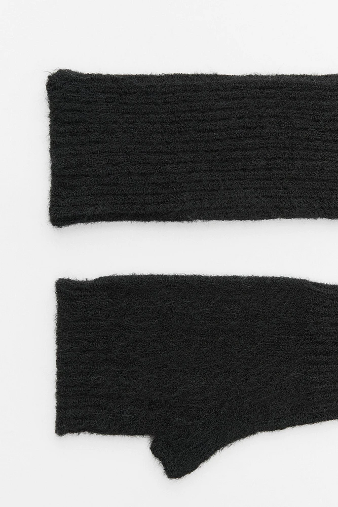 FINGERLESS RIBBED KNIT GLOVES