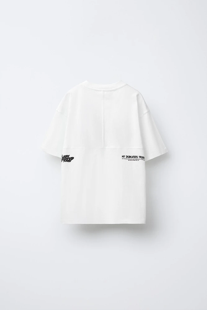 T-SHIRT À GRAFFITI ET ÉTIQUETTE
