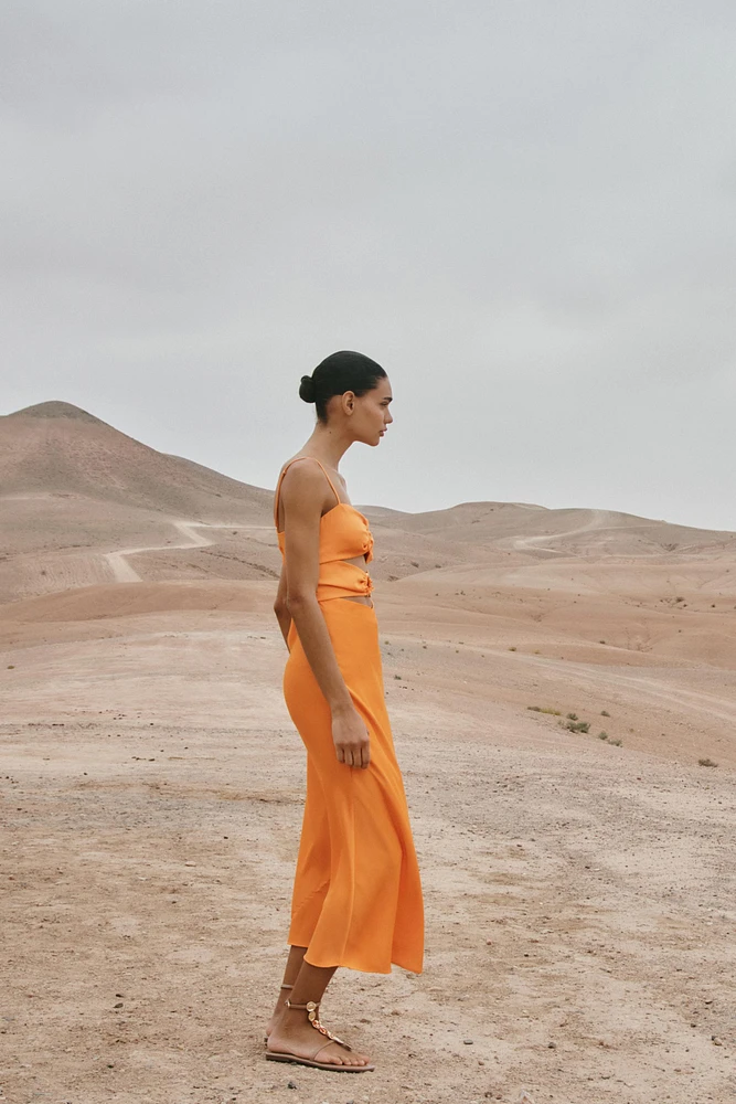 ROBE MI-LONGUE SATINÉE AJOURÉE