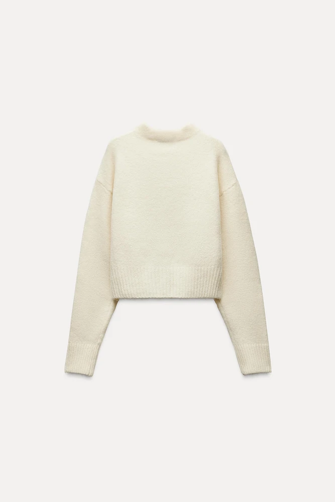 SOFT KNIT SHORT SWEATER