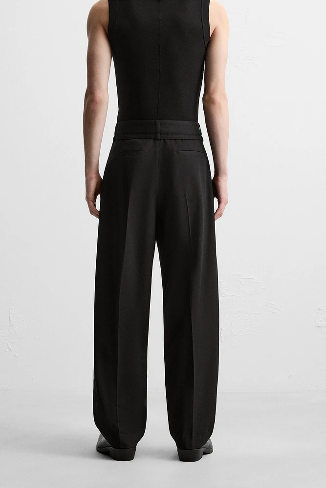 PANTALON À PLIS AVEC CEINTURE