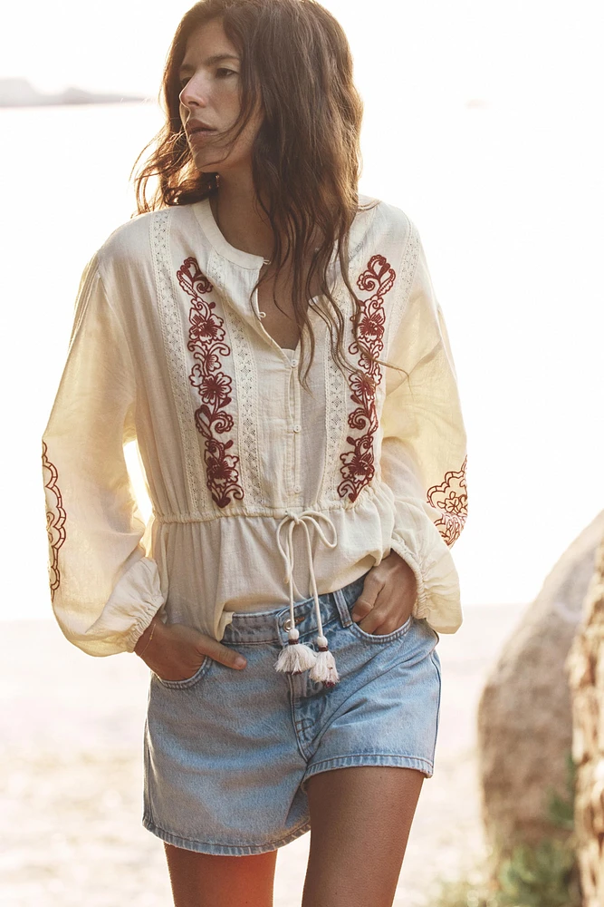 BLOUSE BRODÉE À LACETS