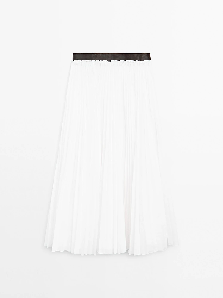 Pleated skirt with leather detail