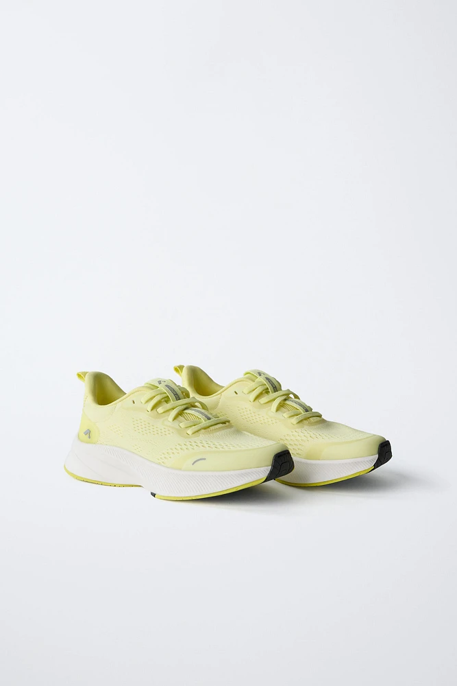 SPORTY SNEAKERS