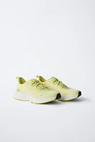 SPORTY SNEAKERS