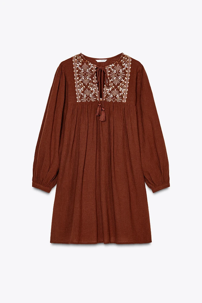 ROBE COURTE BRODÉE