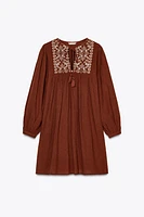 ROBE COURTE BRODÉE