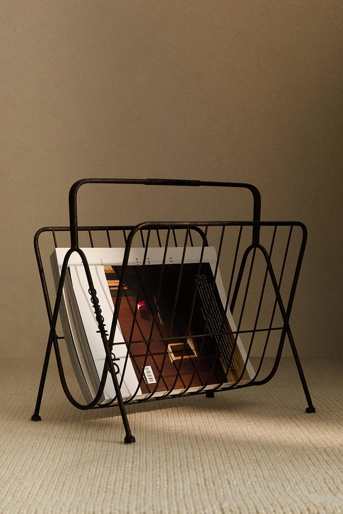 MAGAZINE RACK WITH METAL FRAME AND HANDLE