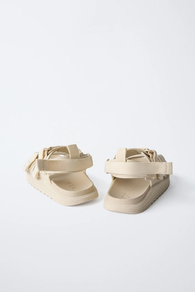 SANDALES À BRIDES