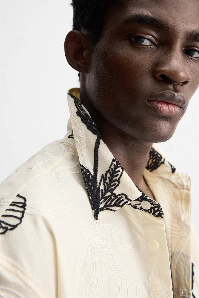 CONTRAST EMBROIDERY SHIRT