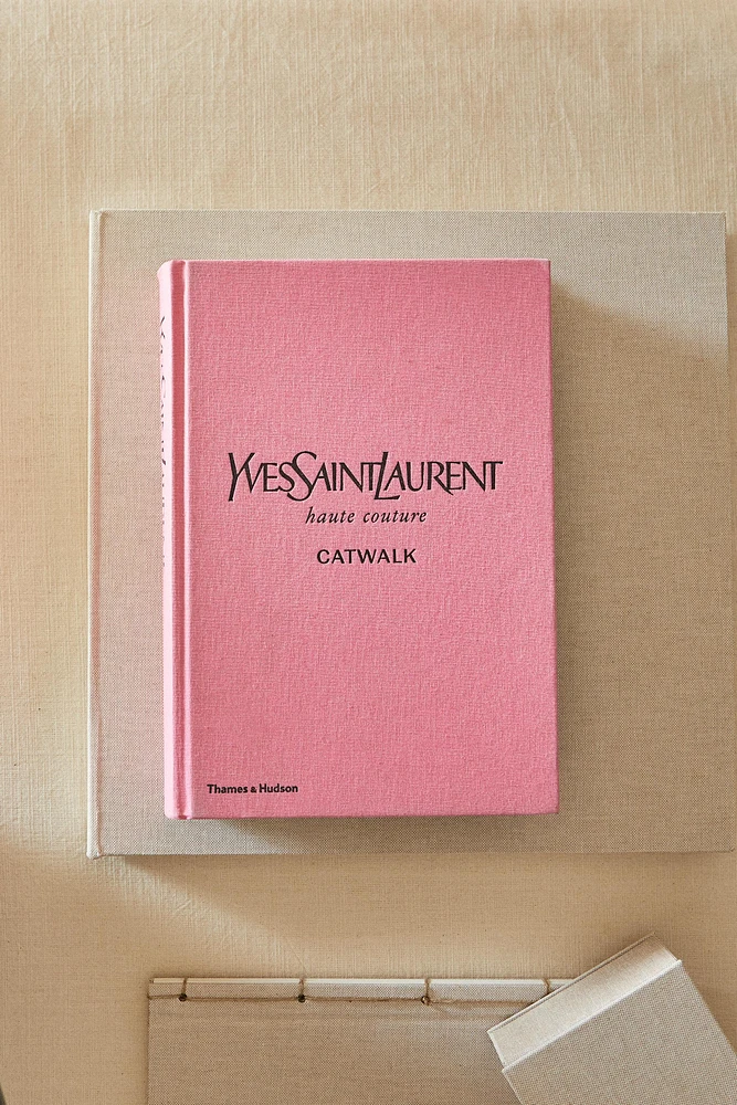 LIVRE YVES SAINT LAURENT CATWALK