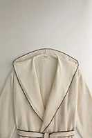 (320 GXM²) COTTON BATHROBE WITH AN OVERLOCK