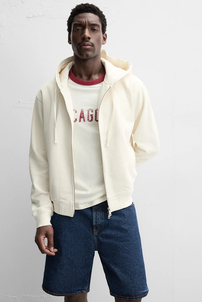 SWEAT BASIQUE À CAPUCHE ET ZIP