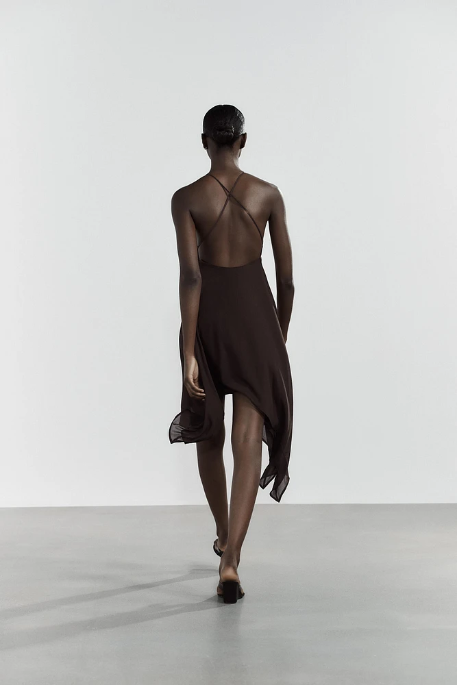 ROBE EN TULLE ASYMÉTRIQUE