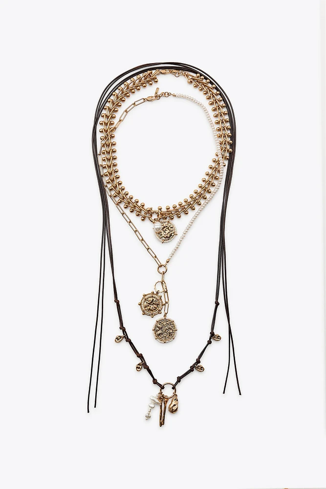 LOT DE 3 COLLIERS MÉDAILLES ET PERLES